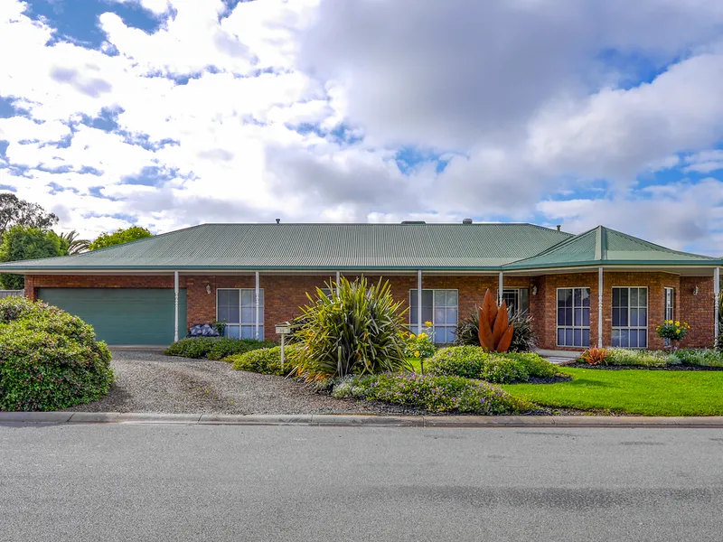 BEAUTIFULL FAMILY HOME IN A QUALITY ESTATE