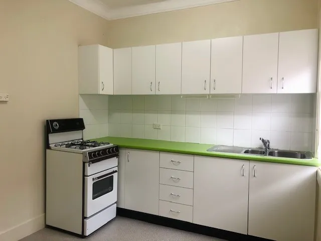 MINUTES WALK TO SHOPS/TRANSPORT