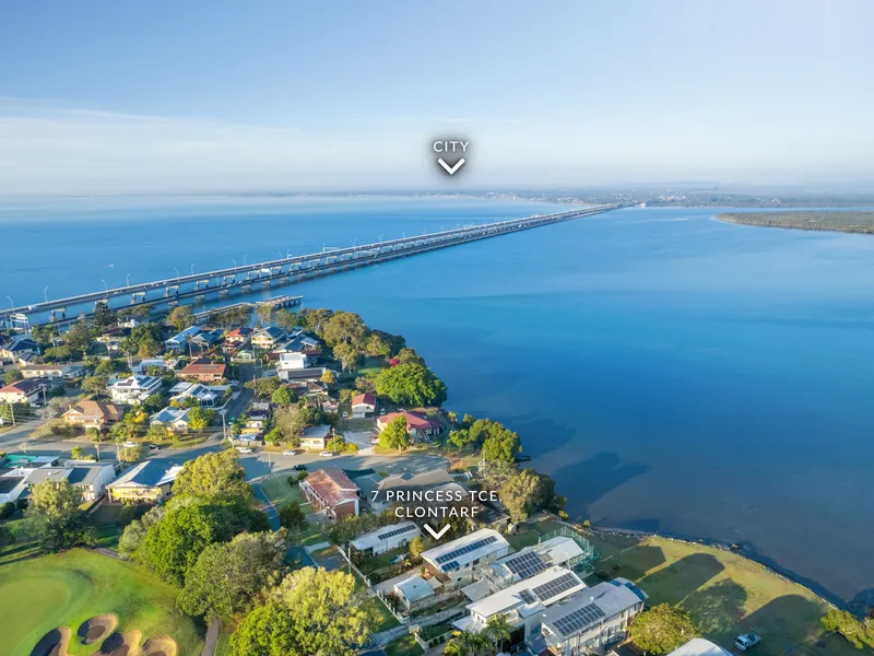 Absolute Waterfront & Across The Road From Redcliffe Golf Course!!