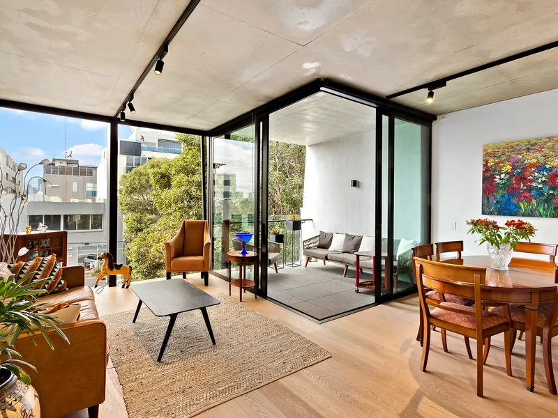 Luxury apartment in premier beachside building