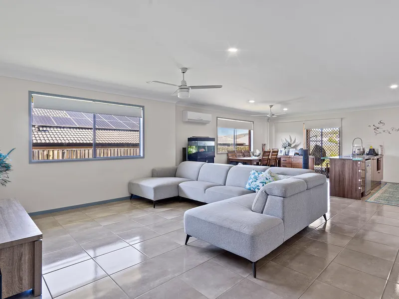 Spacious Entertainer In Quiet And Convenient Location