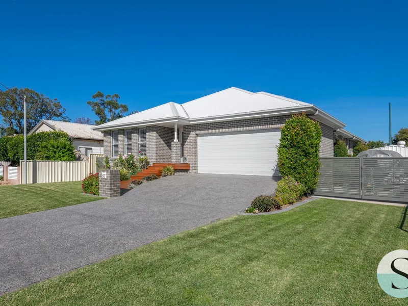 Prized Swansea North Location, Between The Lake & The Channel, Stunning Inside & Out, As New, Single Level Home, with Side Drive Caravan/Boat Parking!