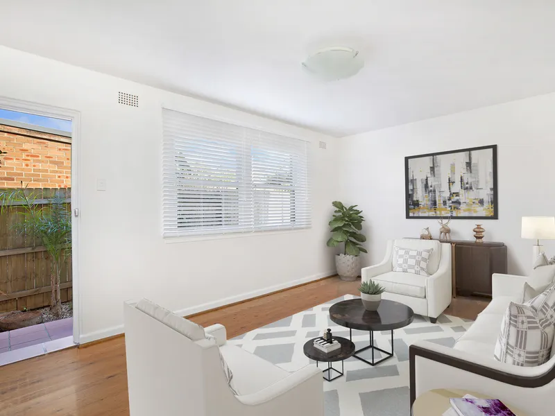 Centrally located dual-level unit/townhouse in Crows Nest