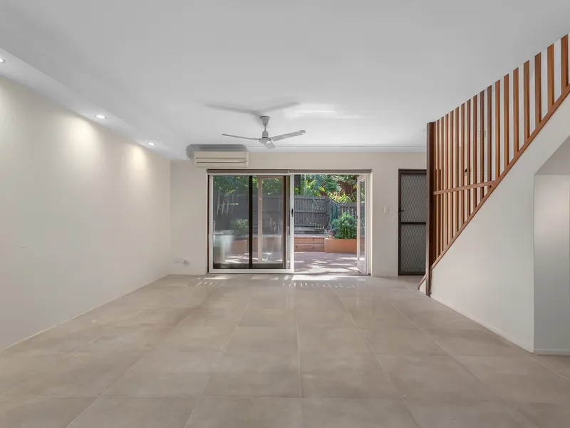 Spacious Tree Lined Townhouse - 'Miskin Mews'