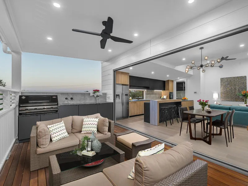 EXECUTIVE DUAL LIVING FAMILY HOME WITH POOL