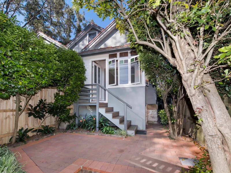 Charming one bedroom semi with LUG