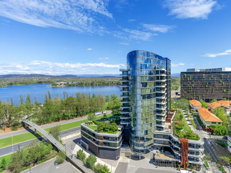 Stunning Penthouse with panoramic views over Lake Burley Griffin, Parliament House and National Institutions