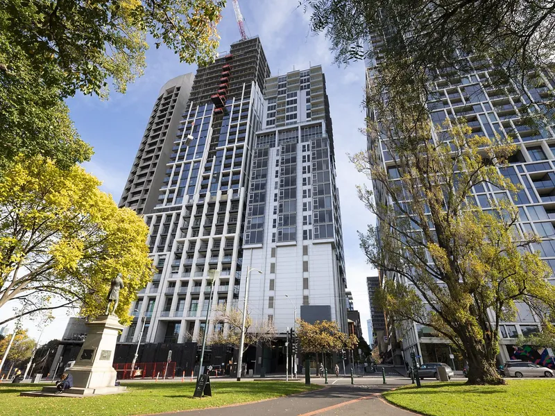 Superb furnished one-bedroom apartment opposite Treasury Gardens