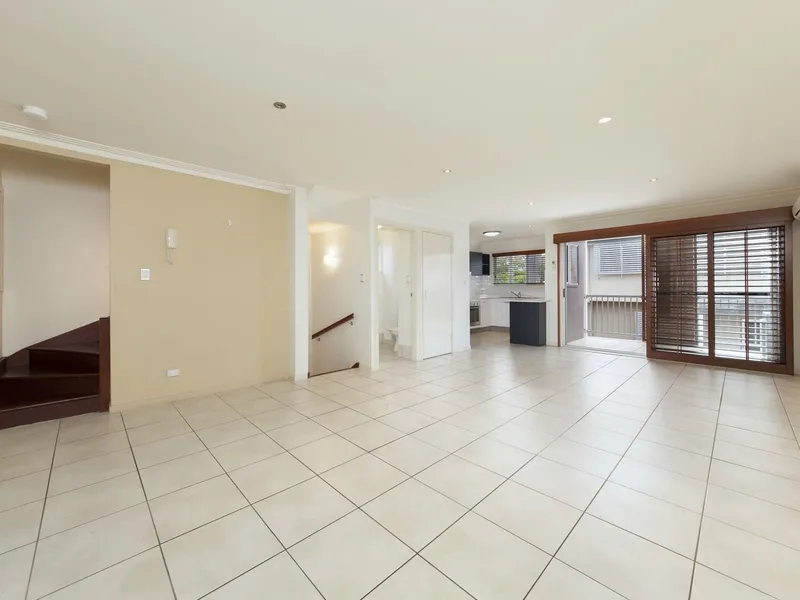 Modern Townhouse in Bustling Indooroopilly!