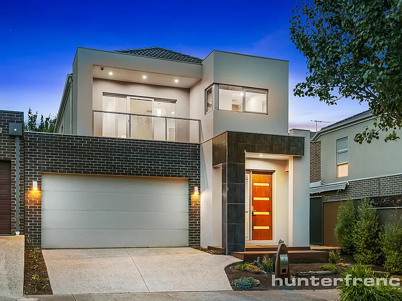 THE ENTERTAINERS HOME NEAR LAKE CAROLINE.