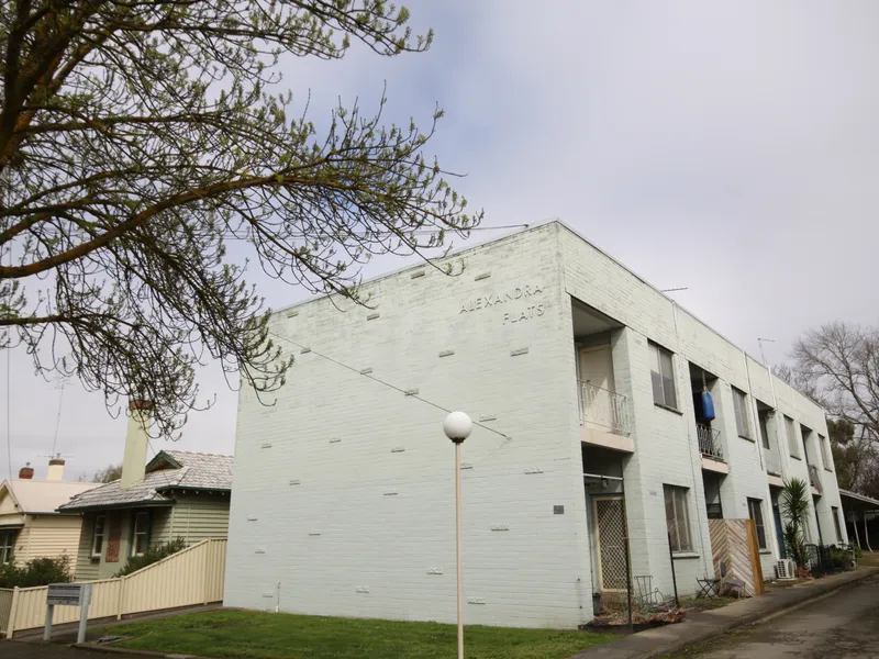 RARE 1 BEDROOM APARTMENT CLOSE TO TOWN