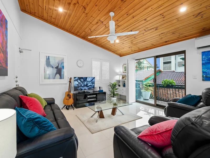 Stunning – Unique - Very Upscale - Unparalleled Views - Live at the Centre of Modern Conveniences & Entertainment