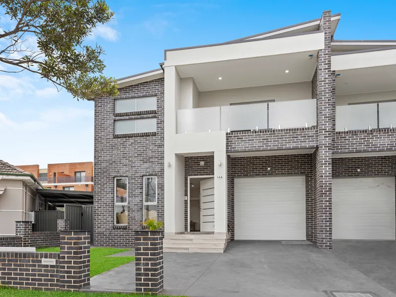 GRAND AND SPACIOUS LIVING - OPEN TO VIEW THURS 01/04/2021 6-6.30PM
