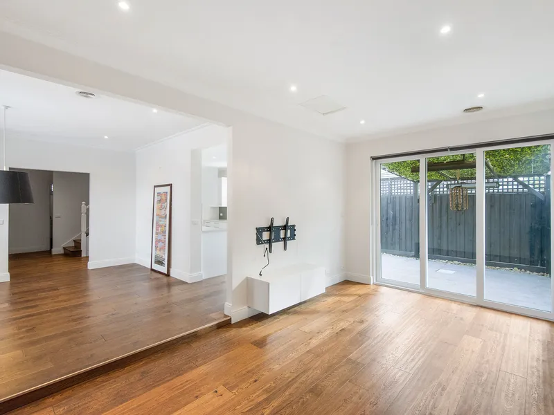 TOTALLY RENOVATED SUNDRENCHED REAR TOWNHOUSE