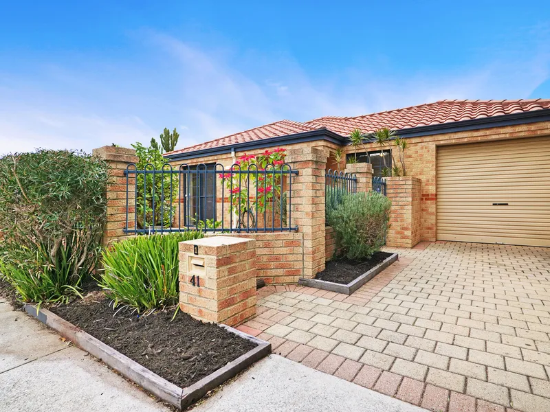 DELIGHTFUL STREET FRONT VILLA