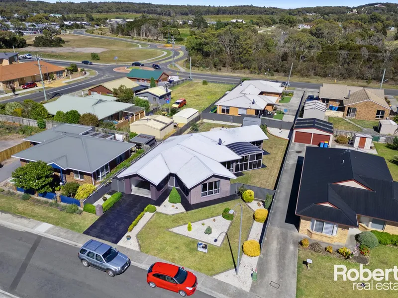 IMMACULATELY PRESENTED HOME IN CENTRAL SHEARWATER