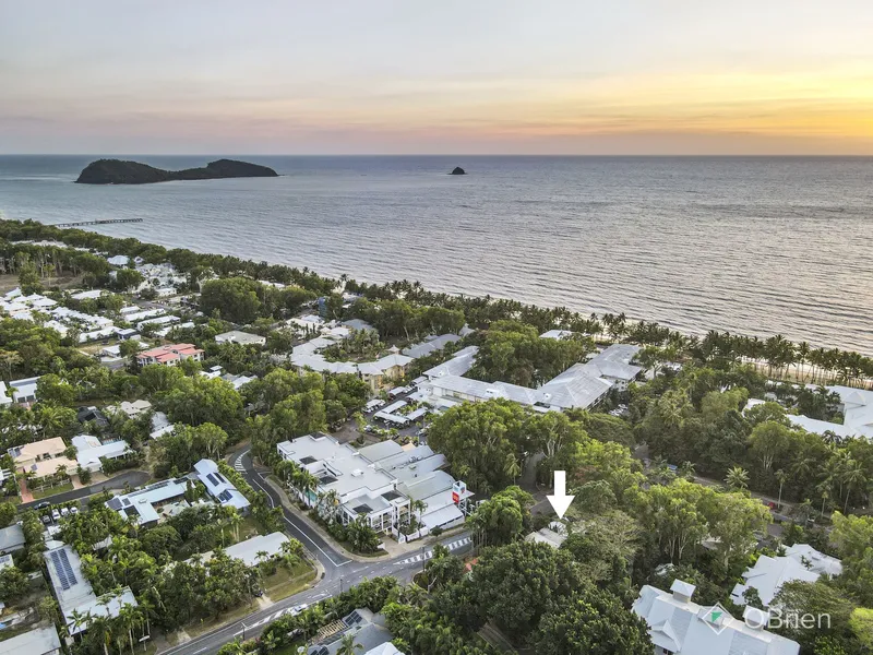Furnished Studio Room - Seconds from Palm Cove Foreshore.