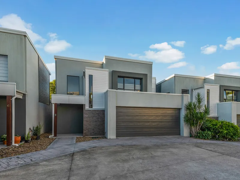 MODERN AND SPACIOUS 3 BEDROOM TOWNHOUSE WITH AIR CON!