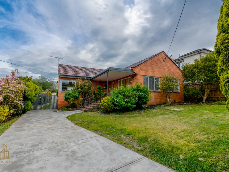 A full renovation!Modern three-bedroom home with double parking