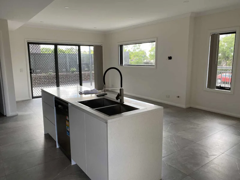 WELL PRESENTED THREE BEDROOM- DUCTED AIR CONDITIONING