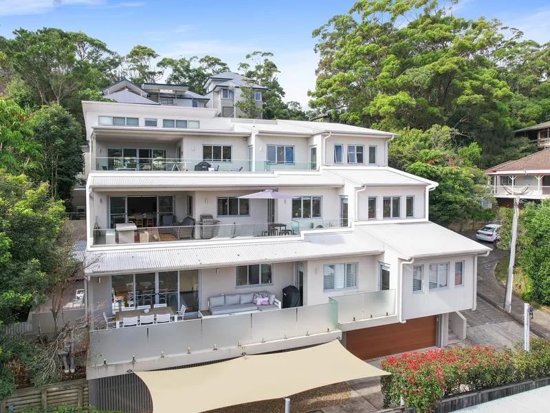 Premium four-bedroom apartment only 300m to Avoca Beach!