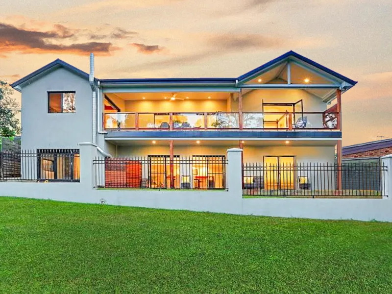 STUNNING LEONAY HOME WITH SUPERB GOLF COURSE OUTLOOK!