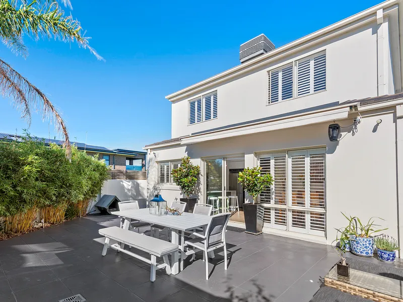 A Striking Seduction of Beachside Panache with Bay Views