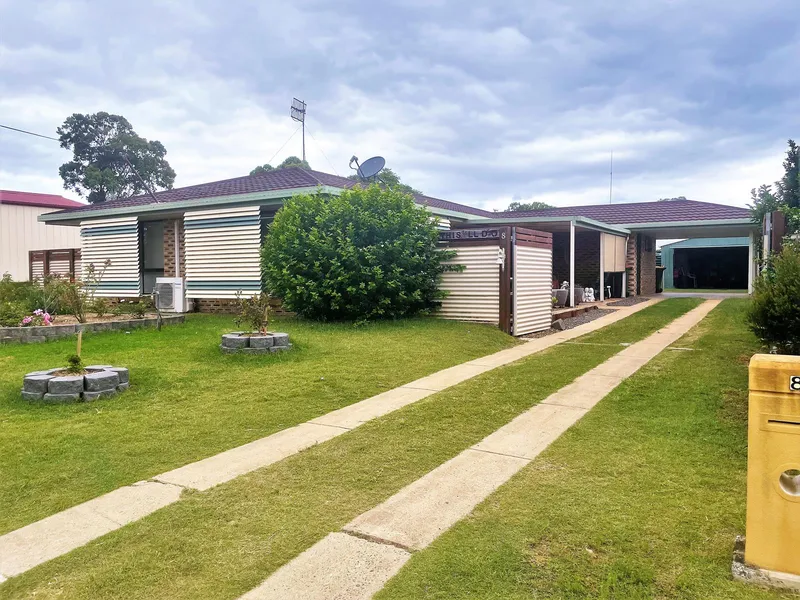 Spacious Brick and Tile Home Ready For You to Move In.