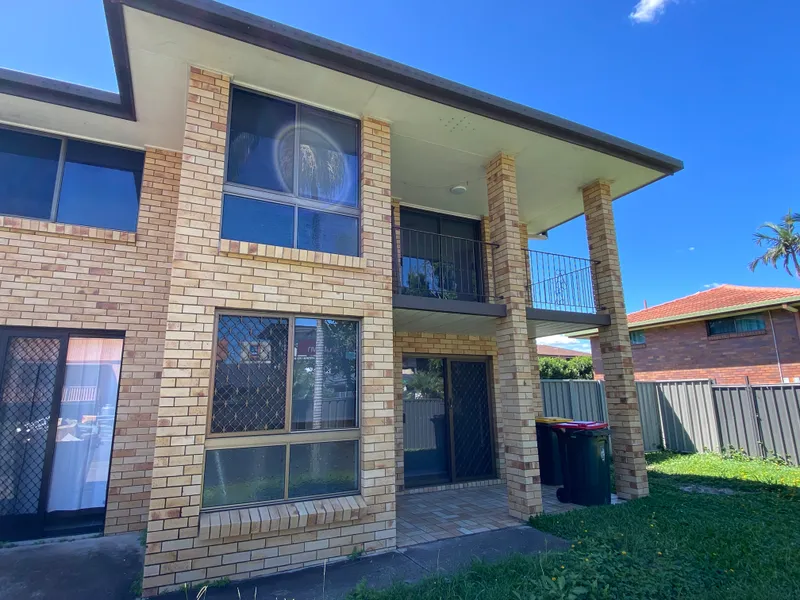 HIGHSET BRICK HOUSE IN PRIME LOCATION WITHIN WALKING DISTANCE TO SHOPS AND TRANSPORT FOR RENT NOW !!!!!
