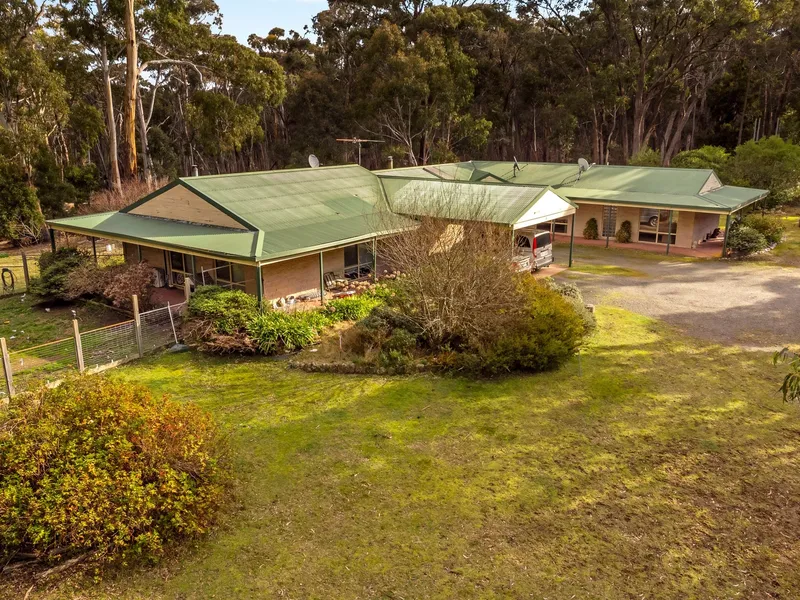 Huge Family Home - Bush Lifestyle - 10 Acres (approx)