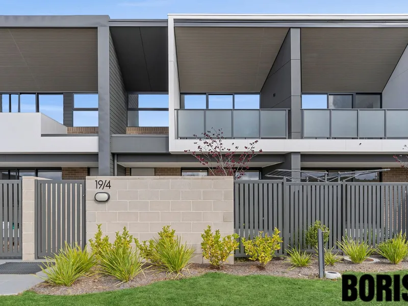 Luxurious, North facing modern family townhouse overlooking the bush!