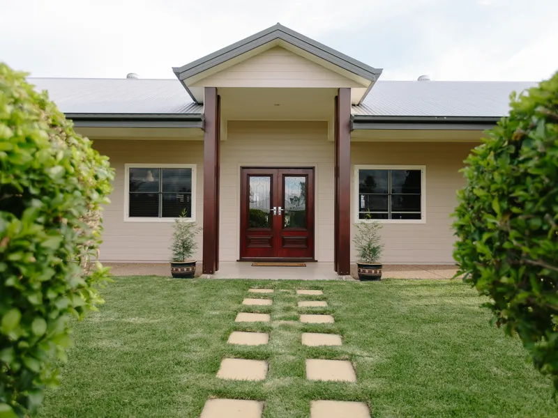 PERFECT FAMILY HOME - QUICK STROLL THROUGH TO BOTANICAL GARDENS