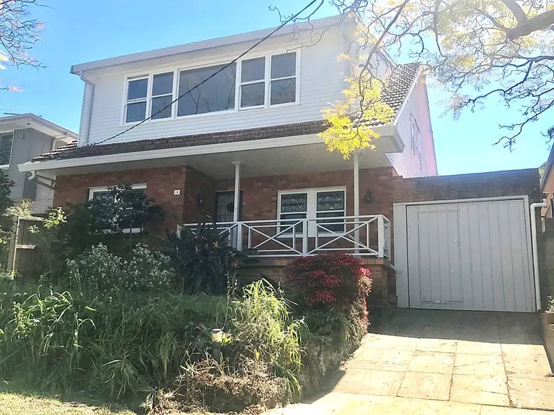 Large Six Bedroom Family Home in Quiet Street - Private Inspections Welcome
