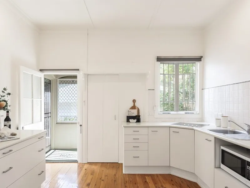 FANTASTIC FAMILY HOME... AIR-CONDITIONING... EASY ACCESS TO CITY AND SHOPS...