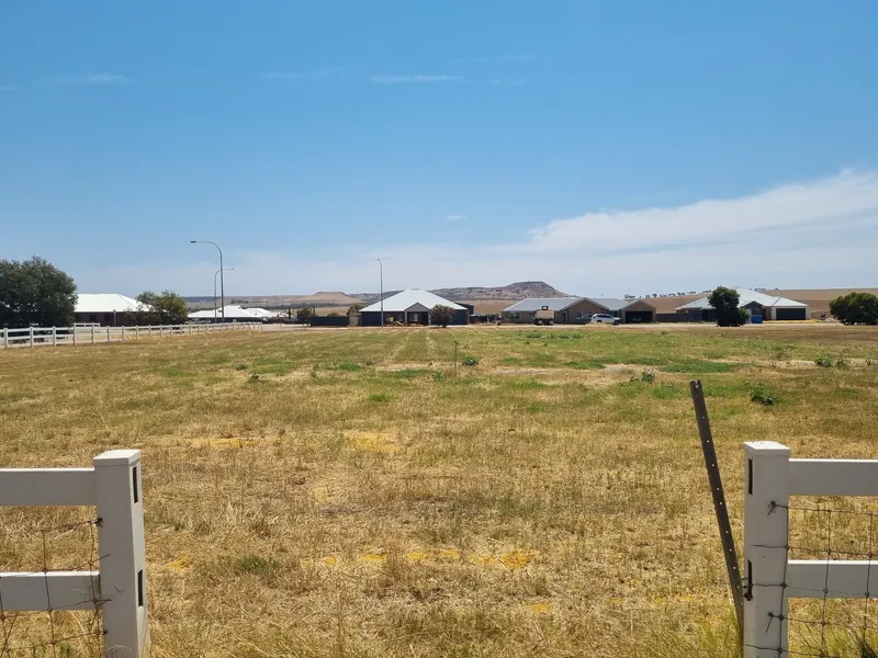 Large lot with Moresby Range view