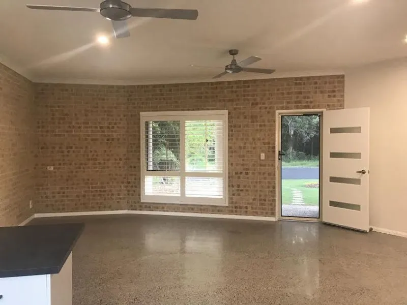 Fantastic Renovated 3 Bed Unit, Close to Beach and Shops.