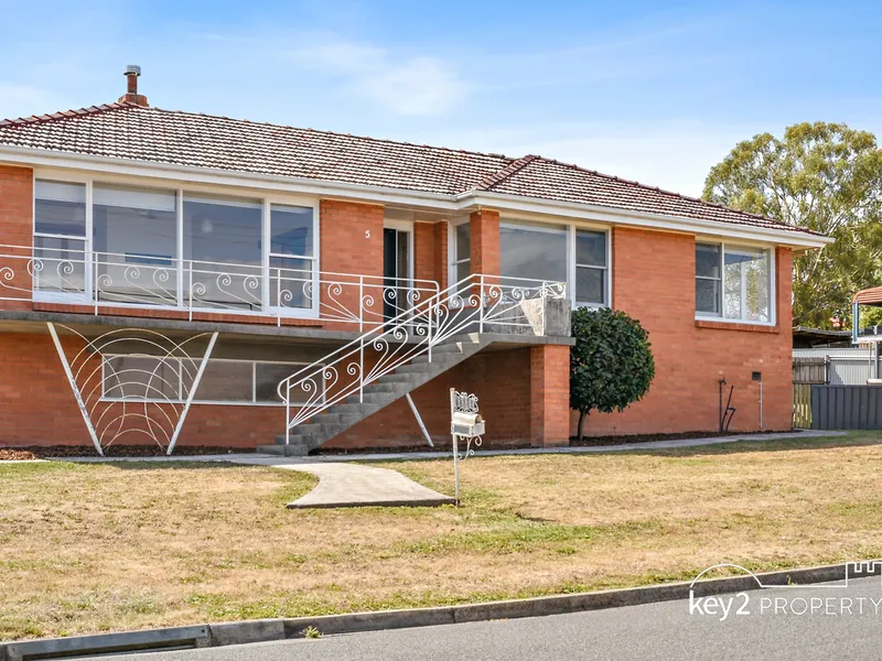 NEATLY PLACED IN NEWNHAM