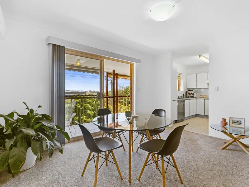 Top floor unit with great balcony in quiet street