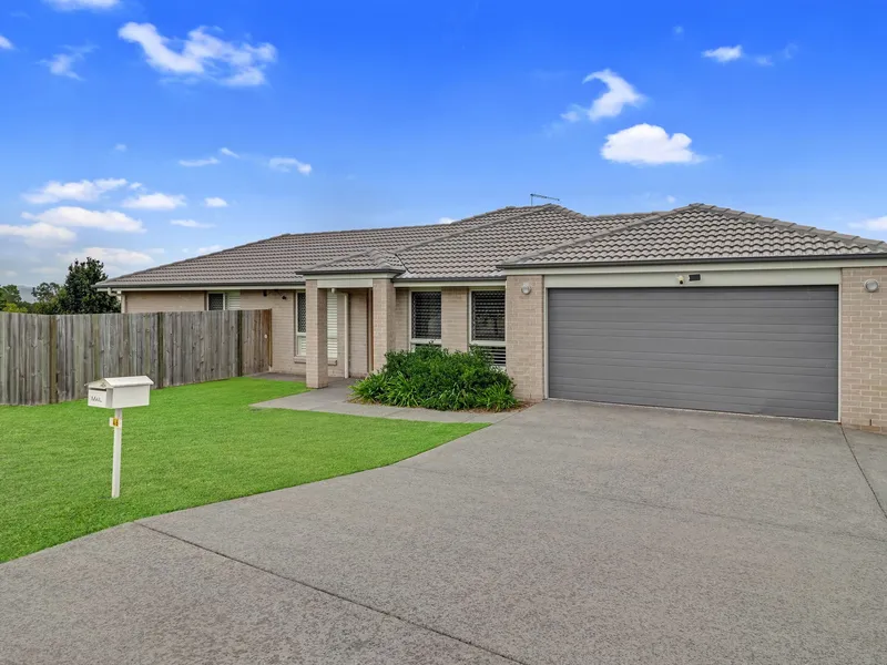 Beautiful 4 Bedroom Home With Large Yard