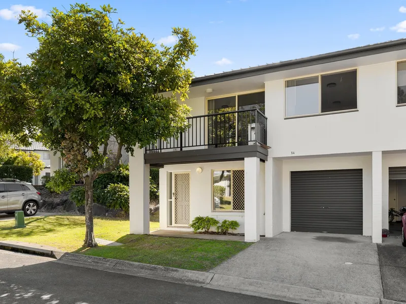 SPACIOUS - RARE 3 FULL BATHROOM HOME - WALK TO ARUNDEL PRIMARY SCHOOL