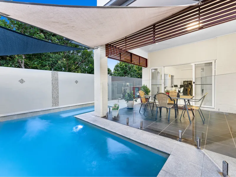 5 Bed, 3m High Drive Through Access, Pool!