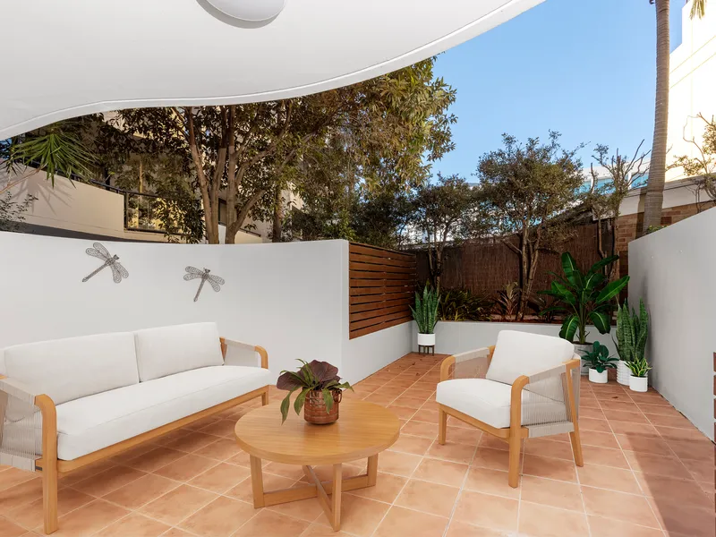 Modern & Spacious with Entertainers Courtyard