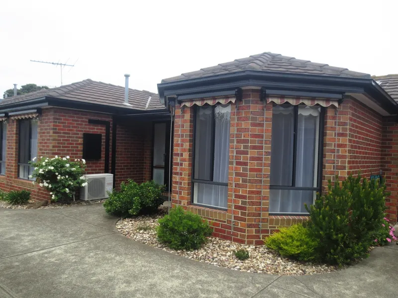 BEAUTIFULLY MAINTAINED UNIT IN A QUIET STREET! 