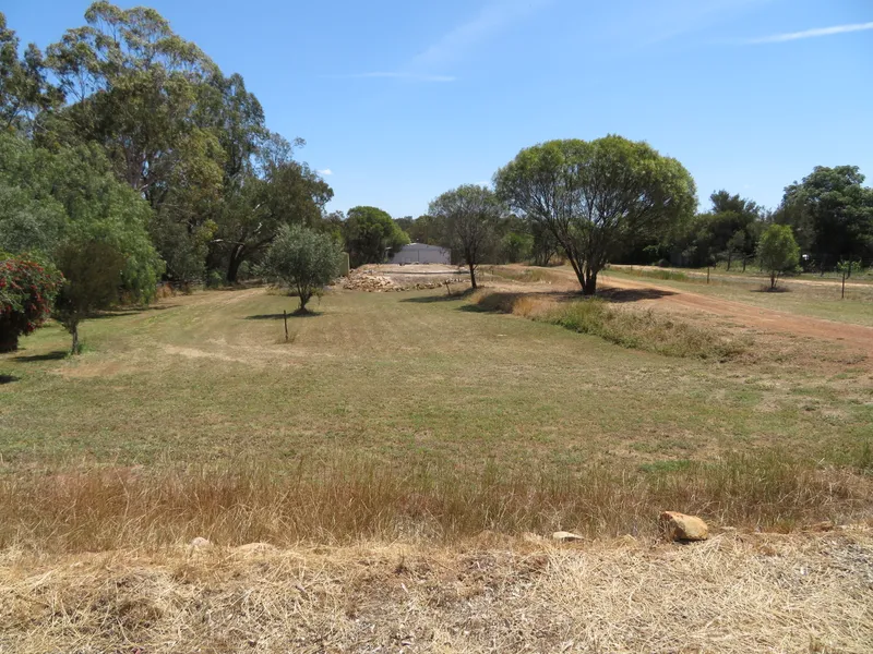 Great spot to build a new dream home and something old looking would so good. It a nice area with block like this hard to find.