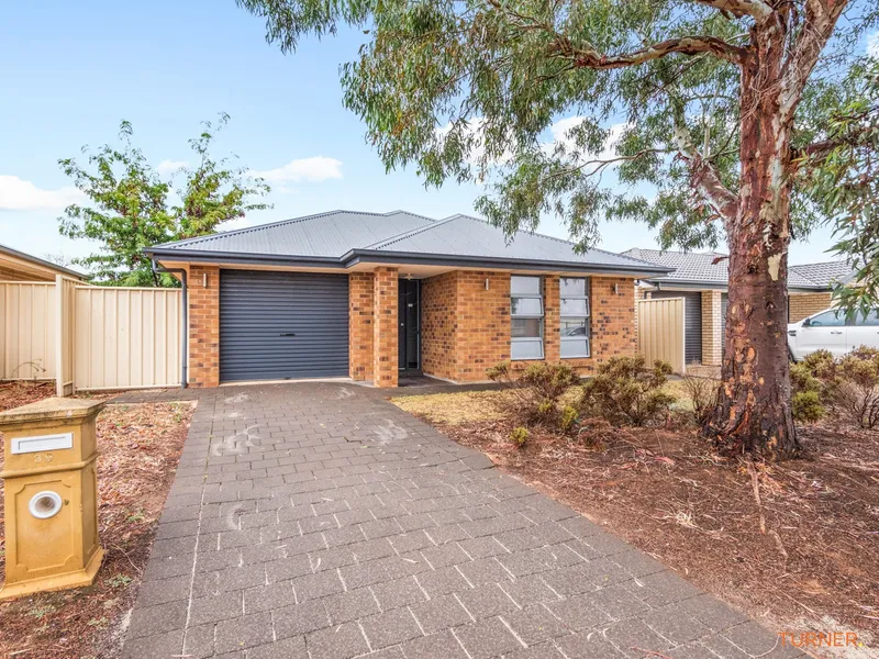 Modern, easy-care home with a key to the Barossa.