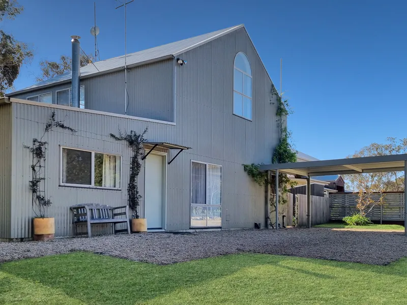 Light & airy country living in central Wamboin