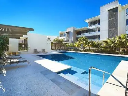 Sought After 3 Bedroom Fully-furnished Apartment Top floor with full lake views
