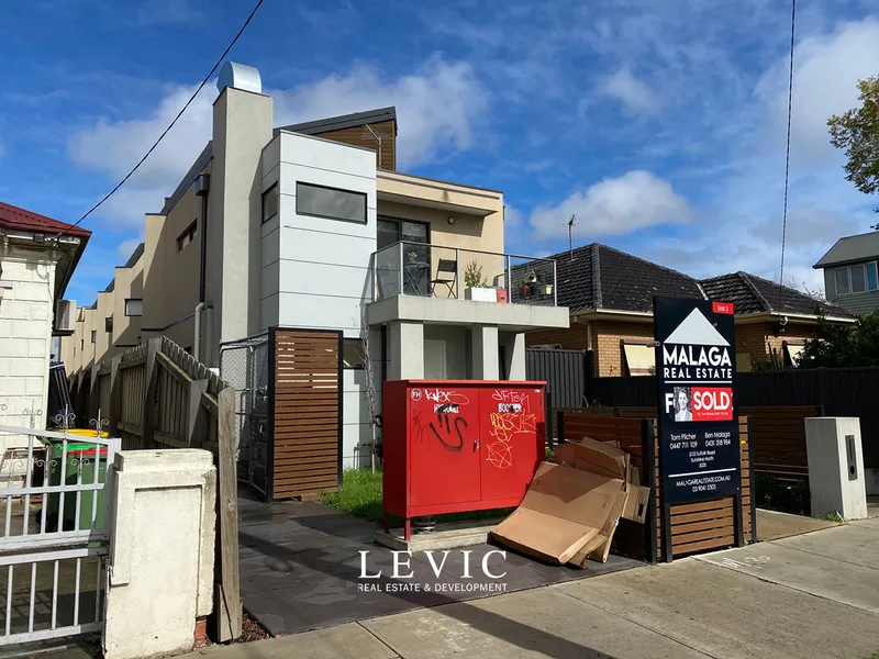 2Bedroom 1Study 1Carport townhouse in the heart of Footscray