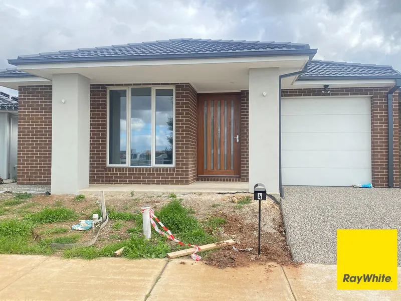 Location & luxurious lifestyle! (Walking proximity to train station)