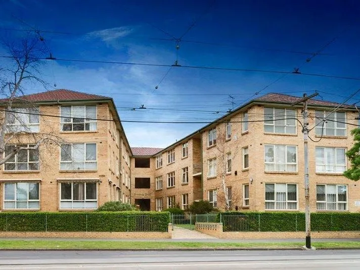 LARGE 2 BEDROOM APARTMENT